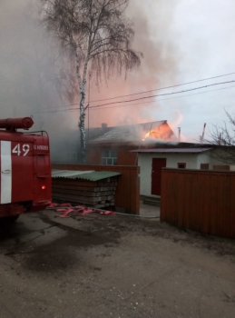 В Шилово огонь уничтожил жилой дом и хозпостройки